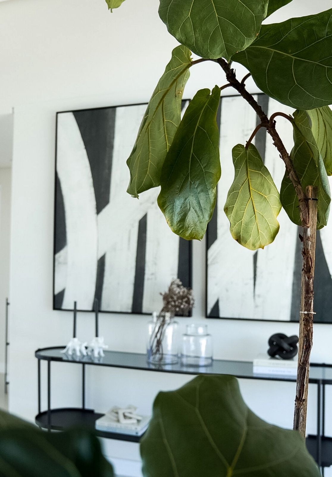 Capsular Console - Glass & Steel